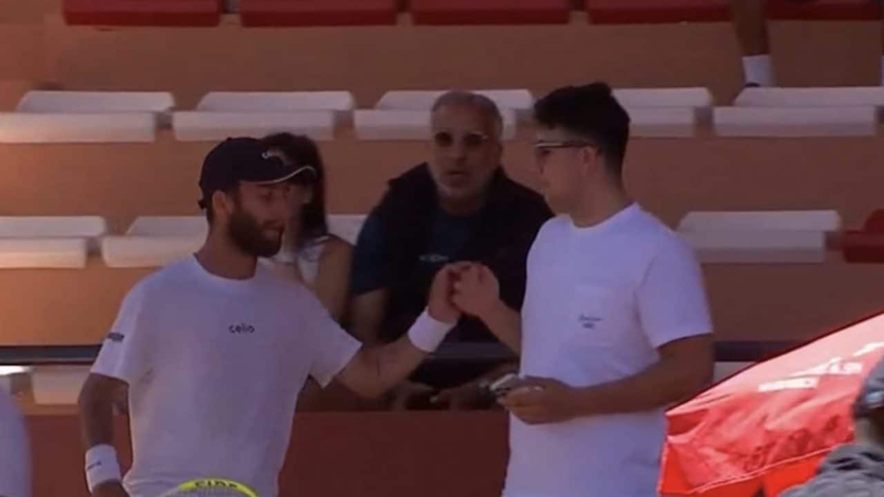 Moutet prova a prendere lo smartphone ad un tifoso