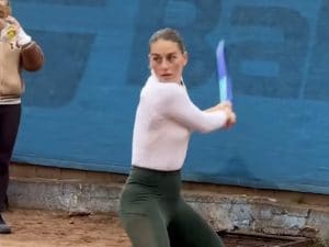 Il video di Marta Kostyuk che si allena per la terra rossa sotto le sirene antiaeree in Ucraina