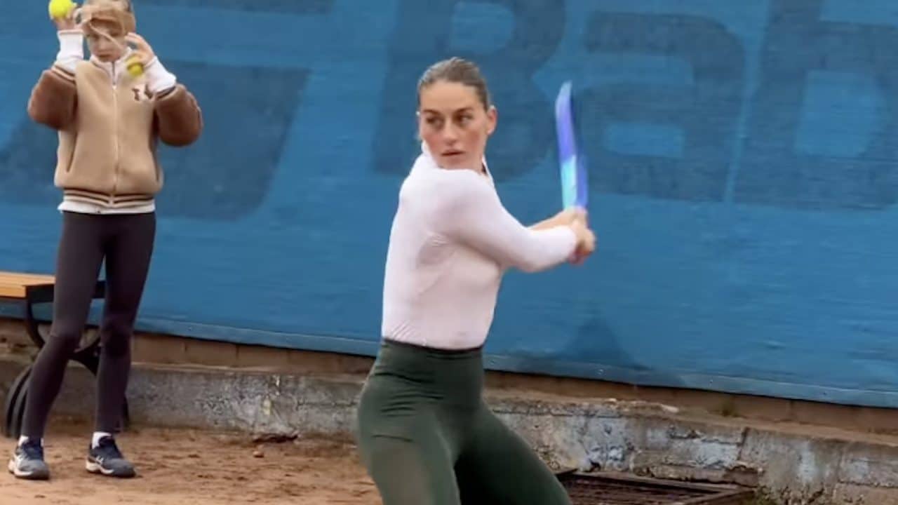 Il video di Marta Kostyuk che si allena per la terra rossa sotto le sirene antiaeree in Ucraina