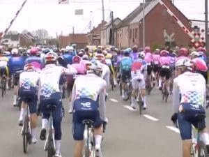 Pogacar trionfa al Giro delle Fiandre ma passa col rosso al passaggio a livello: si muove la procura