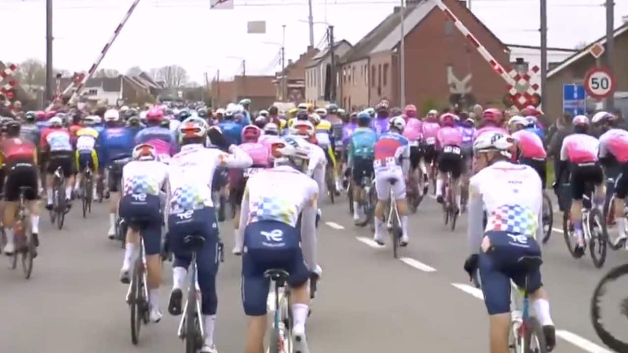 Pogacar trionfa al Giro delle Fiandre ma passa col rosso al passaggio a livello: si muove la procura