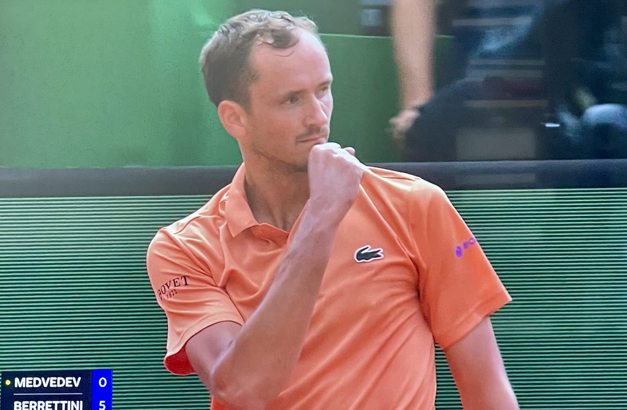 Medvedev e il gesto ironico al suo angolo