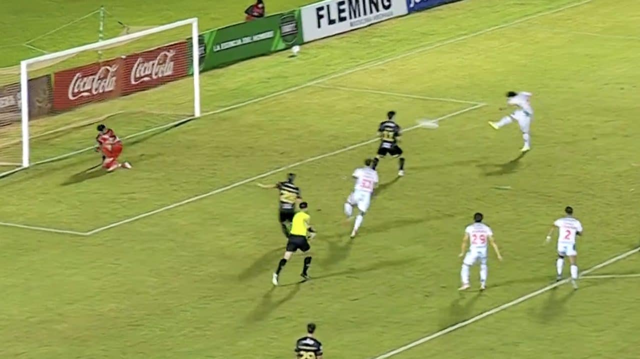 Ferreira sbaglia il rigore e segna di faccia sul rinvio dell'avversario: assurdo "gollonzo" in Paraguay