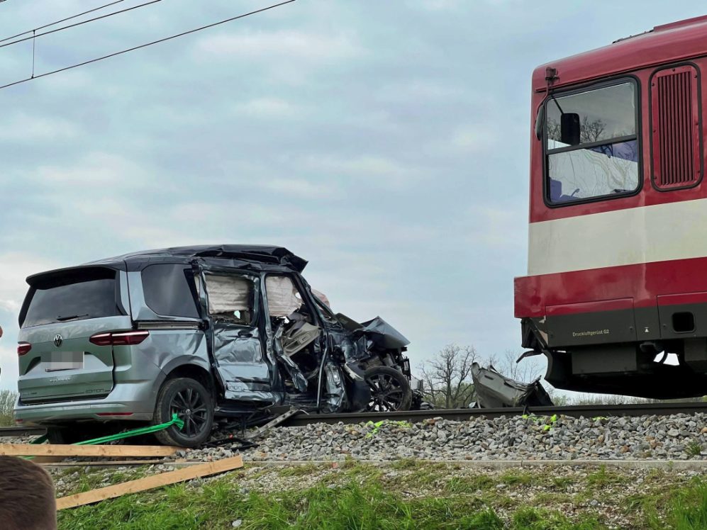 L’immagine dell’auto di manninger travolta dal treno (Foto: krone.at – Markus Tschepp).