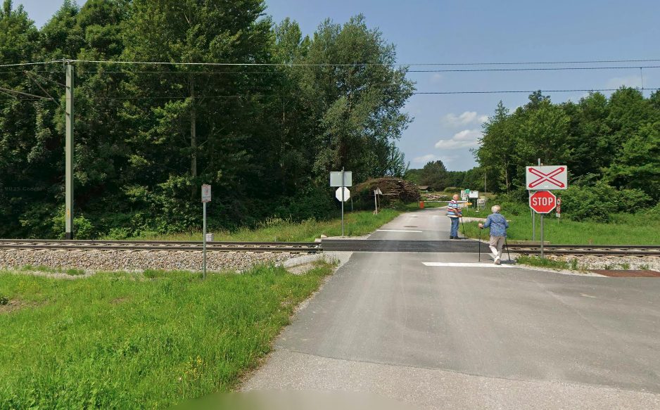 Un’immagine del passaggio a livello attraversato dall’auto di Manninger (Google Maps).