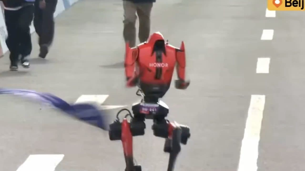 Robot cade prima del traguardo ma supera il record umano di Kiplimo nella mezza maratona a Pechino