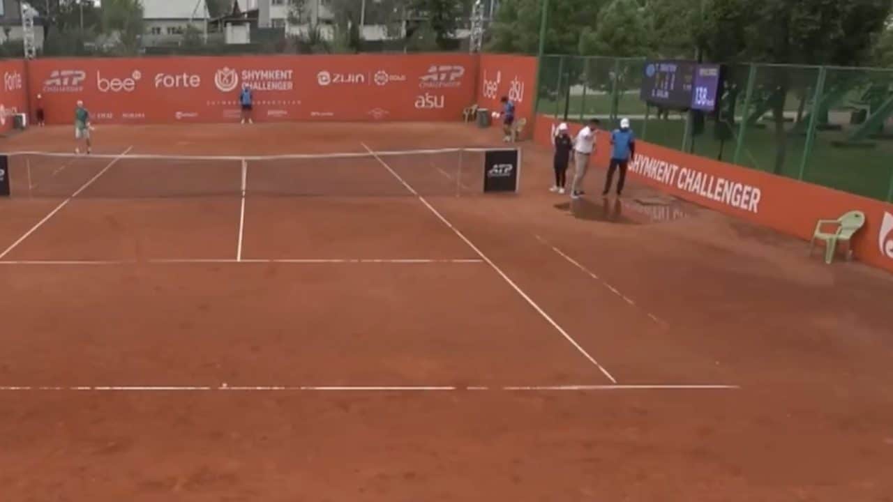 Skatov-Gulin, campo quasi allagato senza pioggia: una raccattapalle si accorge del tubo rotto