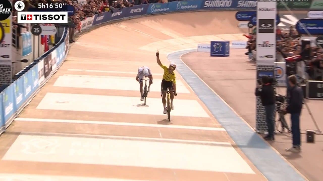 Van Aert batte in volata Pogacar e vince la Parigi-Roubaix 2026: continua la maledizione per Pogi