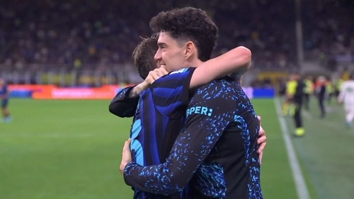 Barella cerca Bastoni in panchina dopo il gol alla Roma: l'abbraccio è una dedica speciale