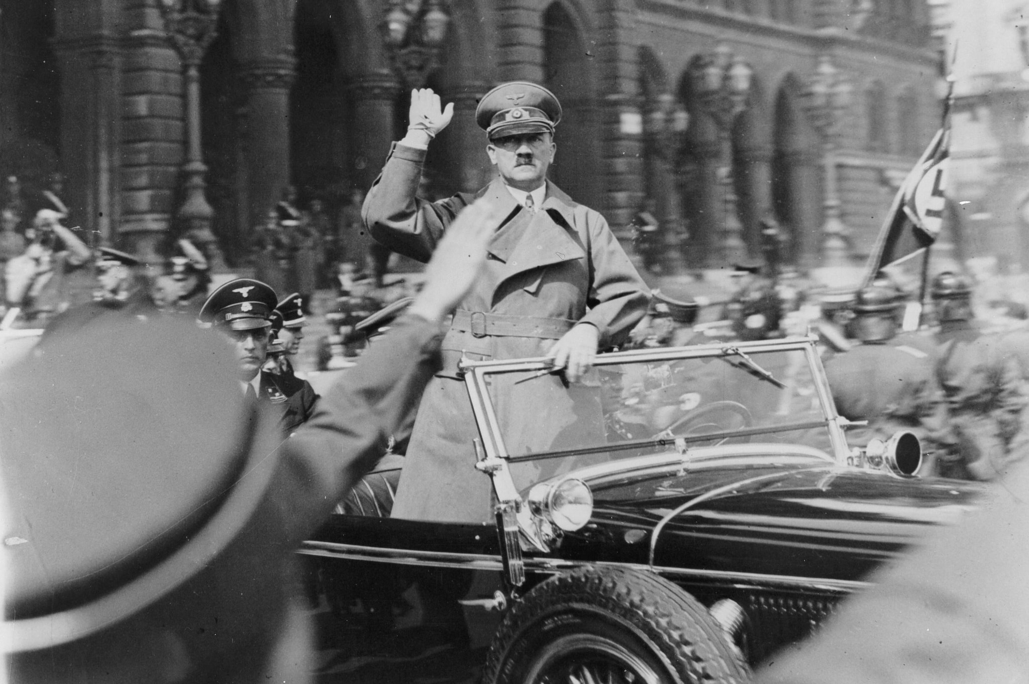 Adolf Hitler davanti al municipio di Vienna nel 1938