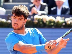 Alcaraz si ritira dal torneo di Barcellona, così Sinner può restare numero 1 del ranking a lungo