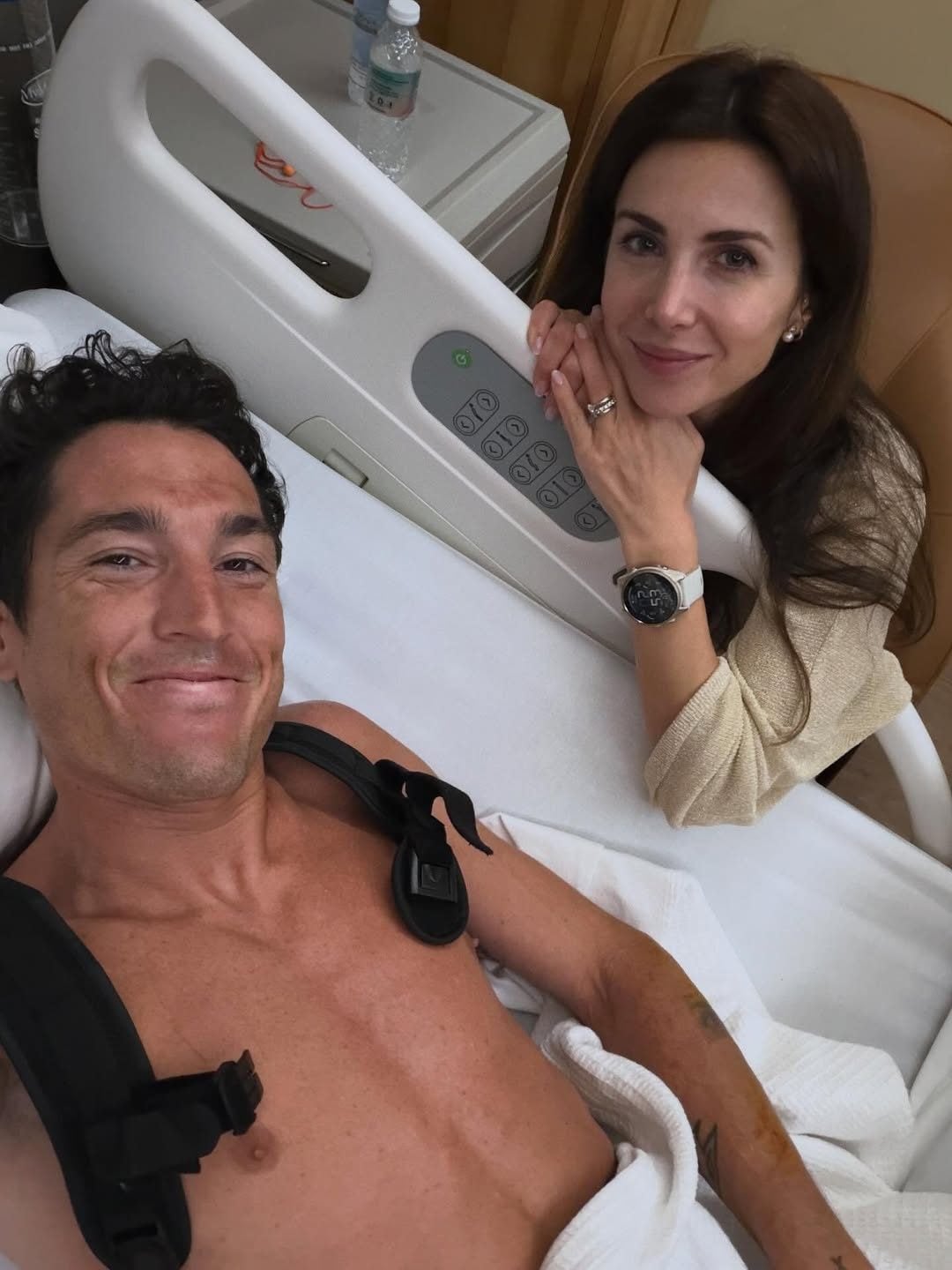 Aleix Espargaro insieme alla moglie LAura in ospedale a Sepang dopo l’incidente nel test MotoGP con la Honda