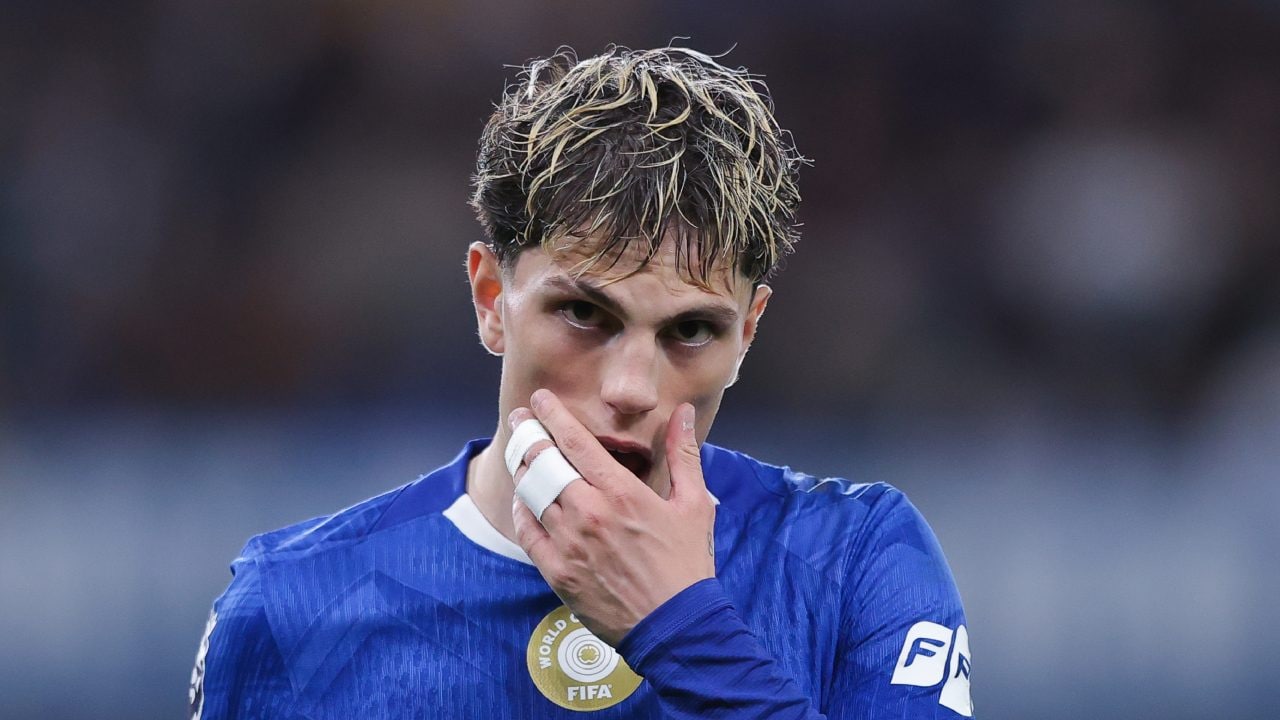 I compagni del Chelsea si sono scagliati contro Garnacho nell'intervallo con lo United: caos in spogliatoio