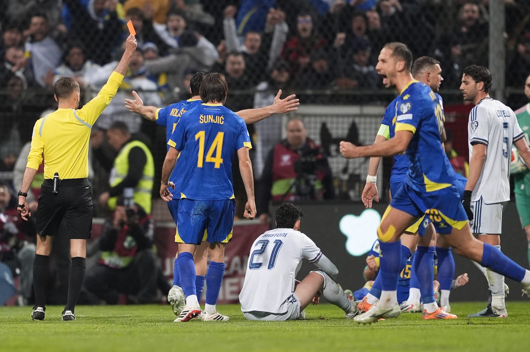 L’arbitro Turpin espelle Alessandro Bastoni durante Bosnia–Italia