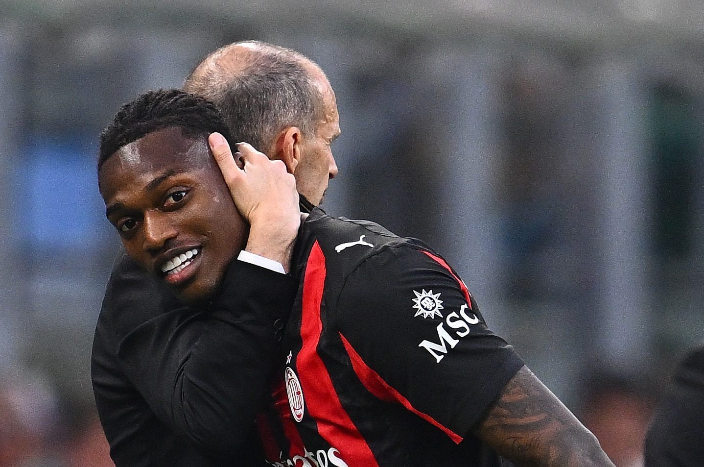 Max Allegri abbraccia Leao al momento del cambio nel finale di Milan–Udinese