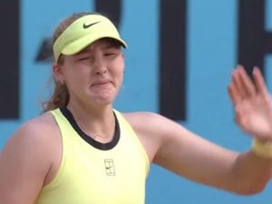 Mirra Andreeva vince e scoppia a piangere a Madrid dopo lo sfogo brutale : “Non sono una campionessa”