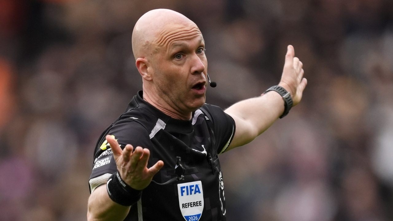 L'arbitro Taylor vive a Manchester ma dirigerà il big match City-Arsenal lasciando perplessi i tifosi