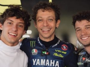 Antonelli e Bezzecchi al Ranch di Valentino Rossi per Pasqua: festa sulle note di “Viva l’Italia”