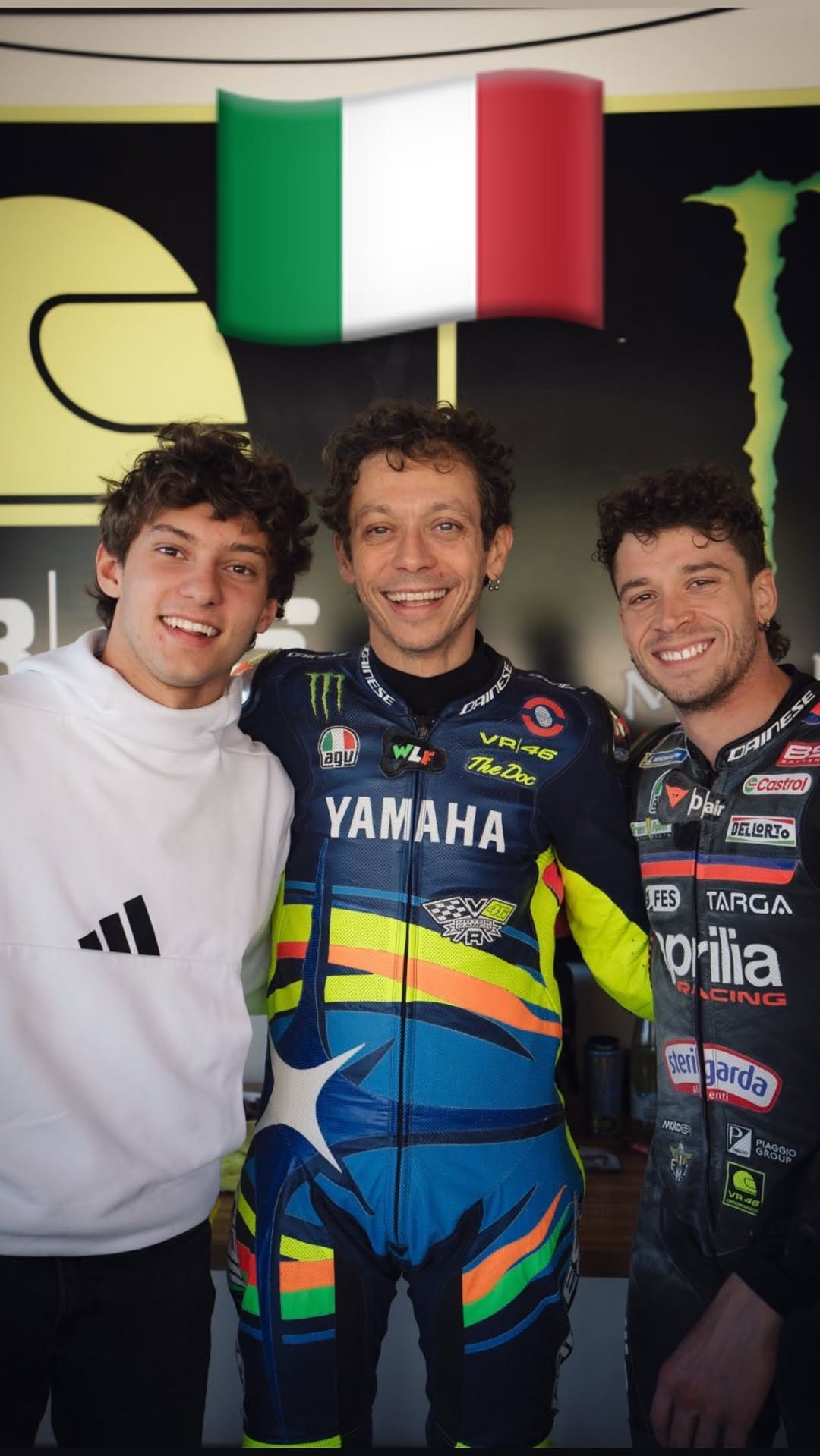 La foto pubblicata da Valentino Rossi con la colonna sonora di "Viva l’Italia" di Francesco De Gregori che lo immortala al Ranch insieme agli attuali leader dei Mondiali F1 e MotoGP Kimi Antonelli e Marco Bezzecchi