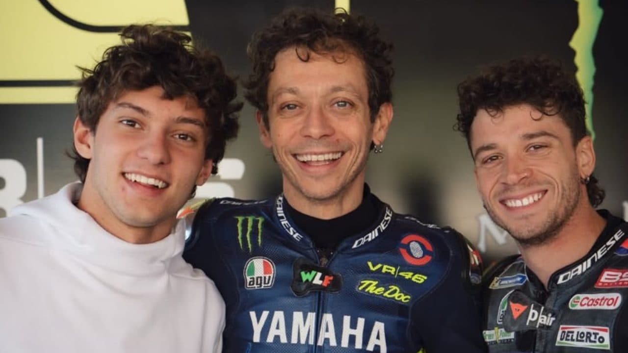Antonelli e Bezzecchi al Ranch di Valentino Rossi per Pasqua: festa sulle note di "Viva l'Italia"