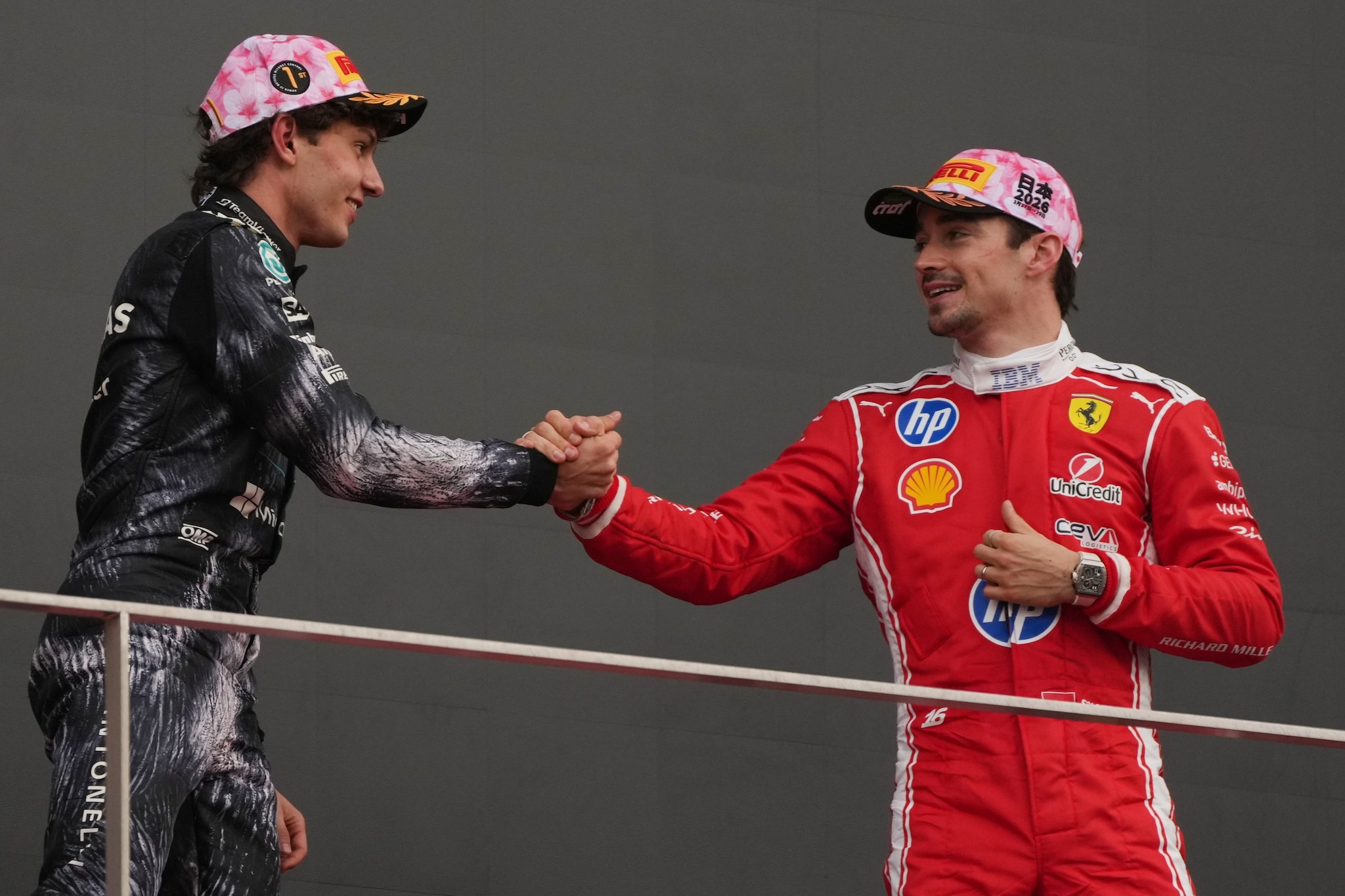 Kimi Antonelli si congratula con Leclerc sul podio del GP Giappone.