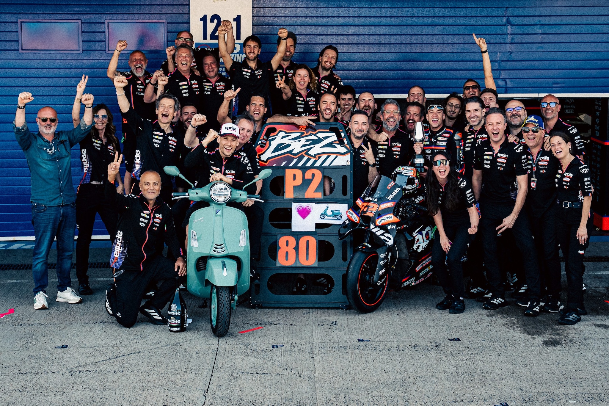 Il team Aprilia festeggia Marco Bezzecchi.