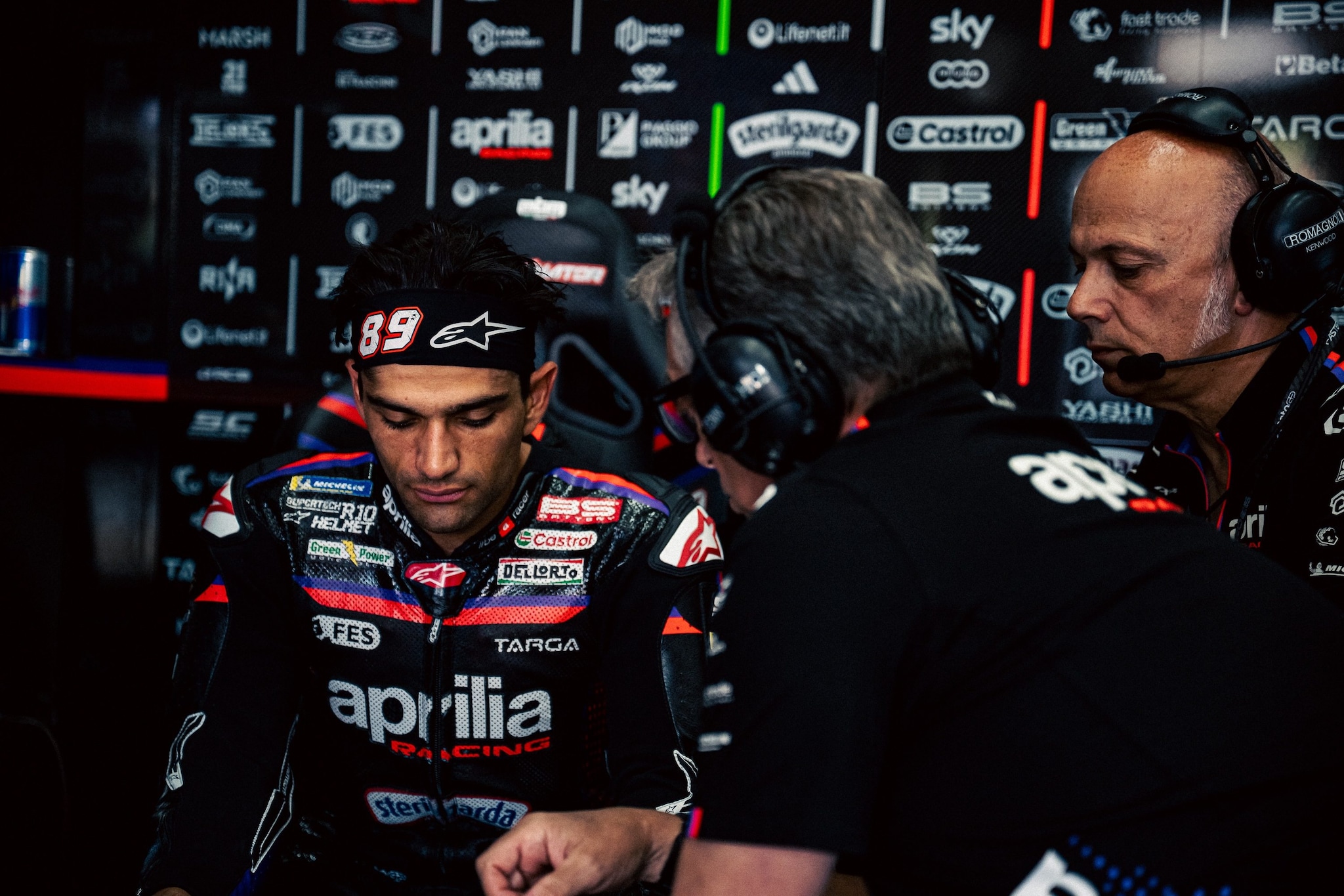 Jorge Martin nel box Aprilia.