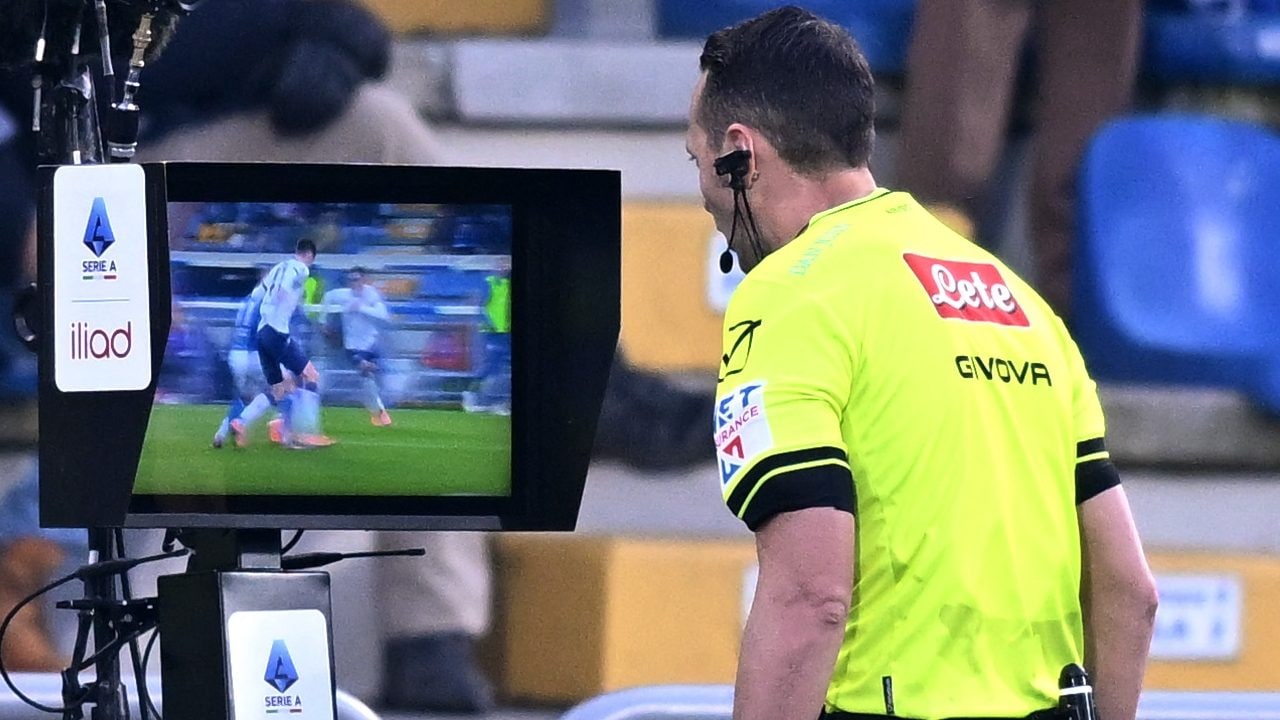 Quanto guadagnano gli arbitri in Serie A, il sistema che lega voti e compensi da migliaia di euro