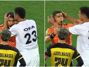 L’arbitro reagisce con rudezza al bacio di un calciatore in campo: Mohamed Kabil lo scaccia via