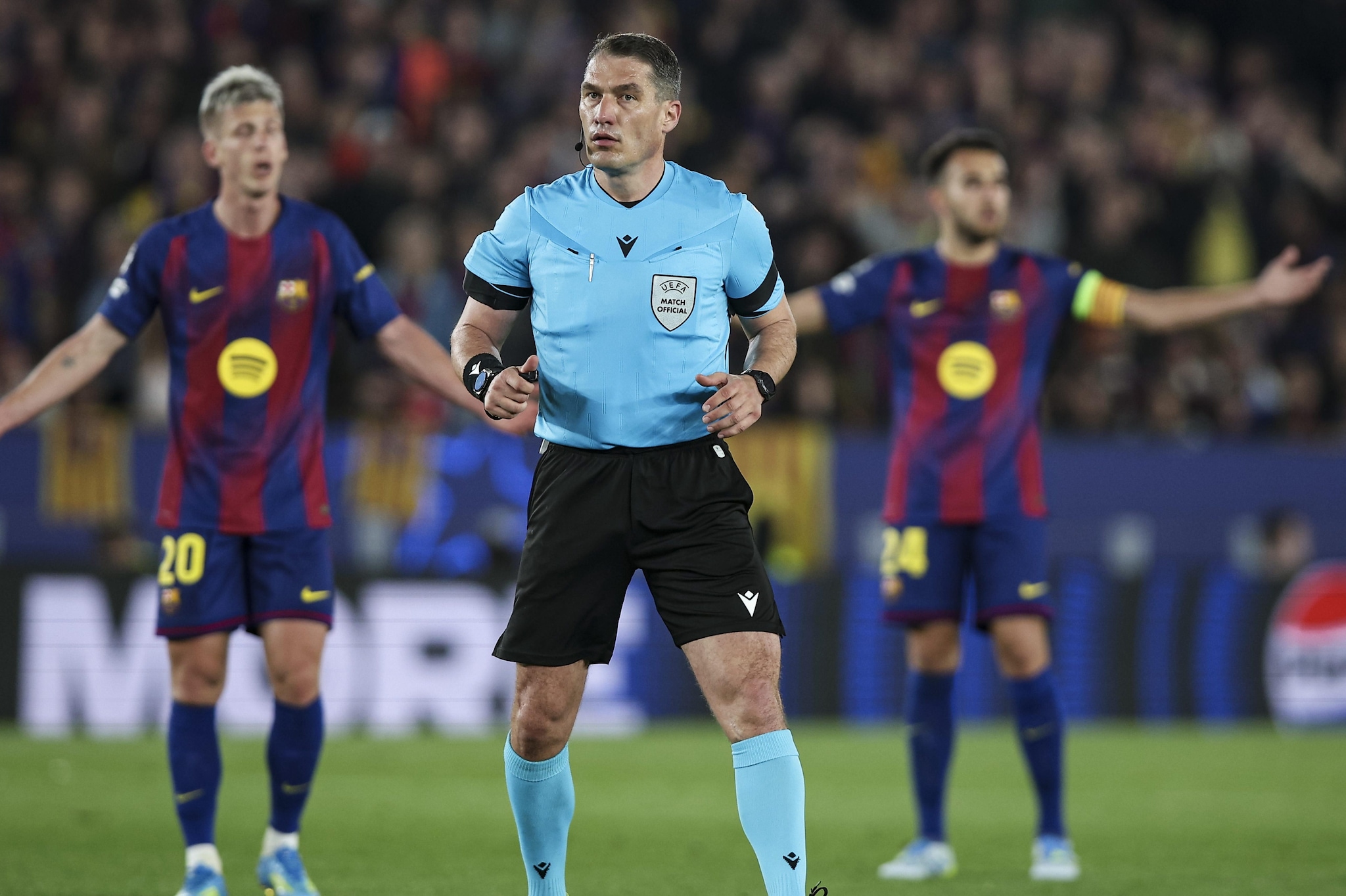 L’arbitro rumeno Kovacs è stato duramente contestato dal Barcellona per il mancato rigore contro l’Atletico Madrid
