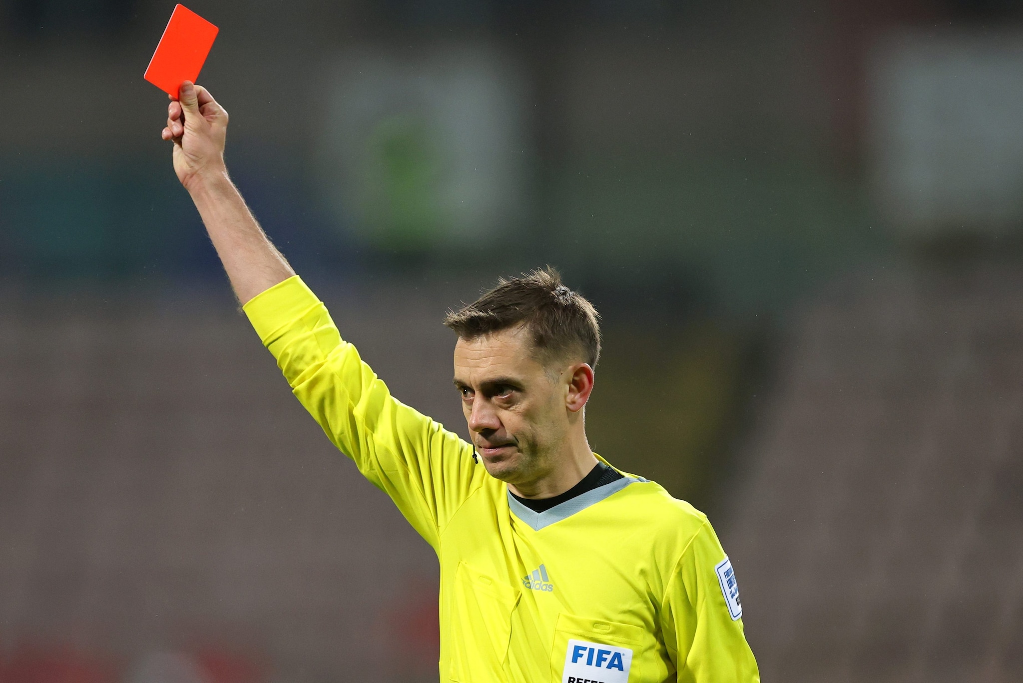 L’arbitro Clement Turpin esibisce il cartellino rosso ad Alessandro Bastoni