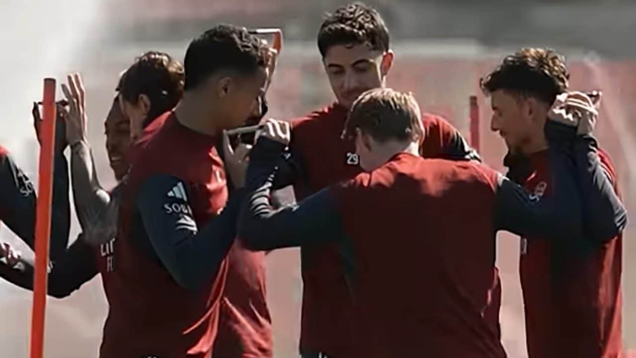 Arteta distribuisce penne ai giocatori dell'Arsenal prima dello Sporting in Champions: li sta allenando