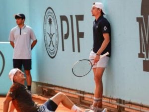 Atmane-Humbert è stata folle: crampi e stretta di mano fredda. Chardy furioso con l’arbitro: “Vergognati”