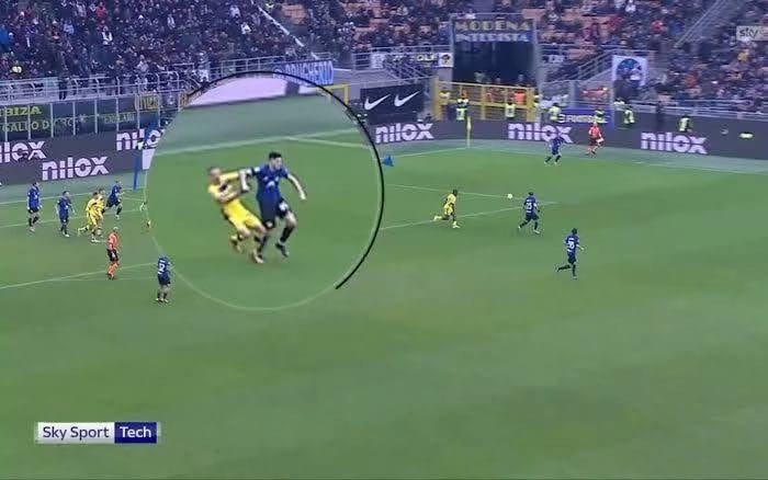 Questo è l’altro episodio citato, quello in cui Bastoni in un Inter–Verona del 2024 rifila una gomitata a Duda. In quell’azione i nerazzurri trovarono poi il gol vittoria.