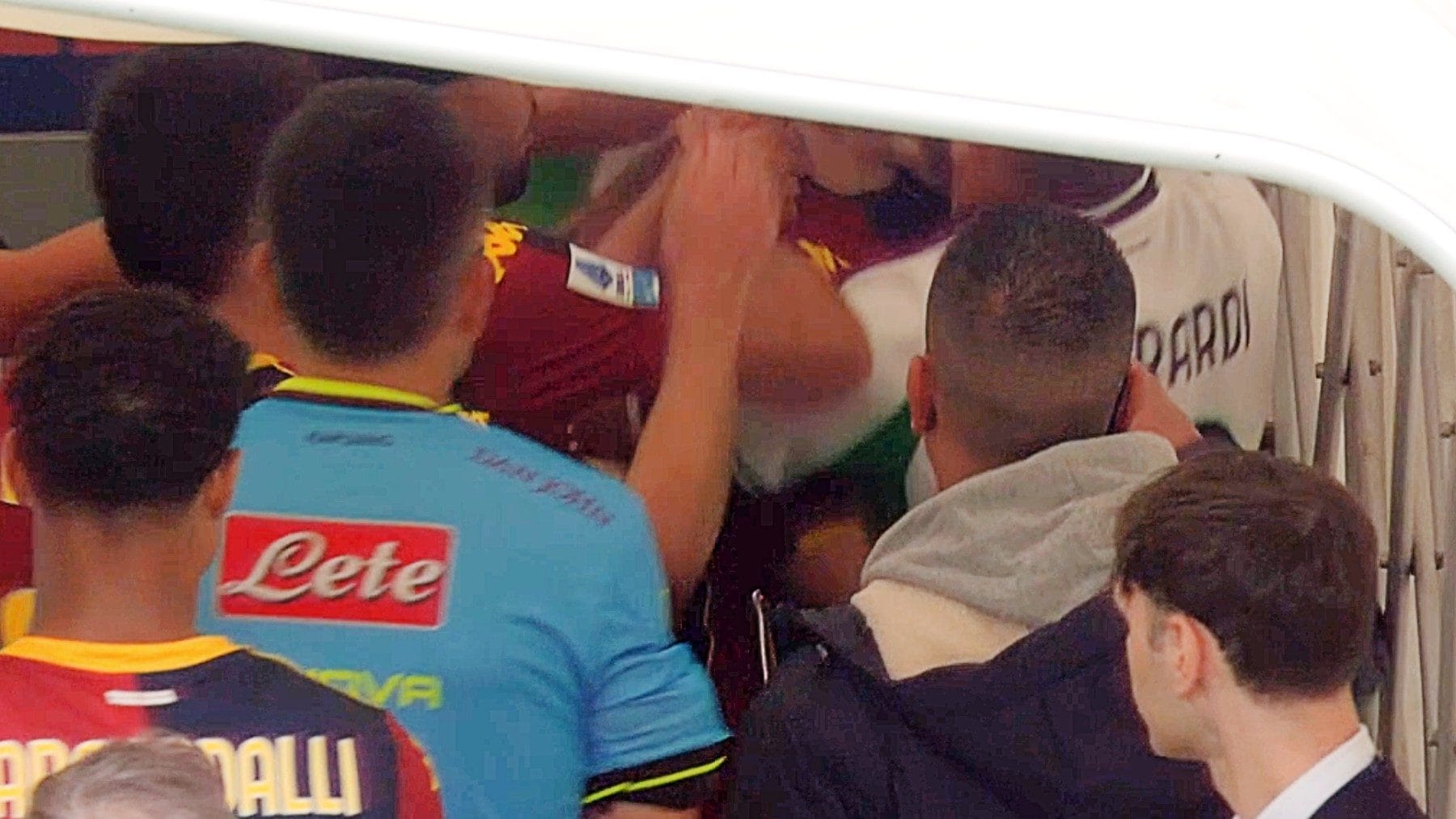 Berardi ed Ellertsson espulsi in Genoa-Sassuolo dopo una rissa nel tunnel: la ricostruzione