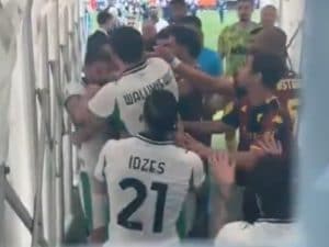 Il video della rissa di Genoa-Sassuolo con Berardi furibondo nel tunnel ripreso dai tifosi