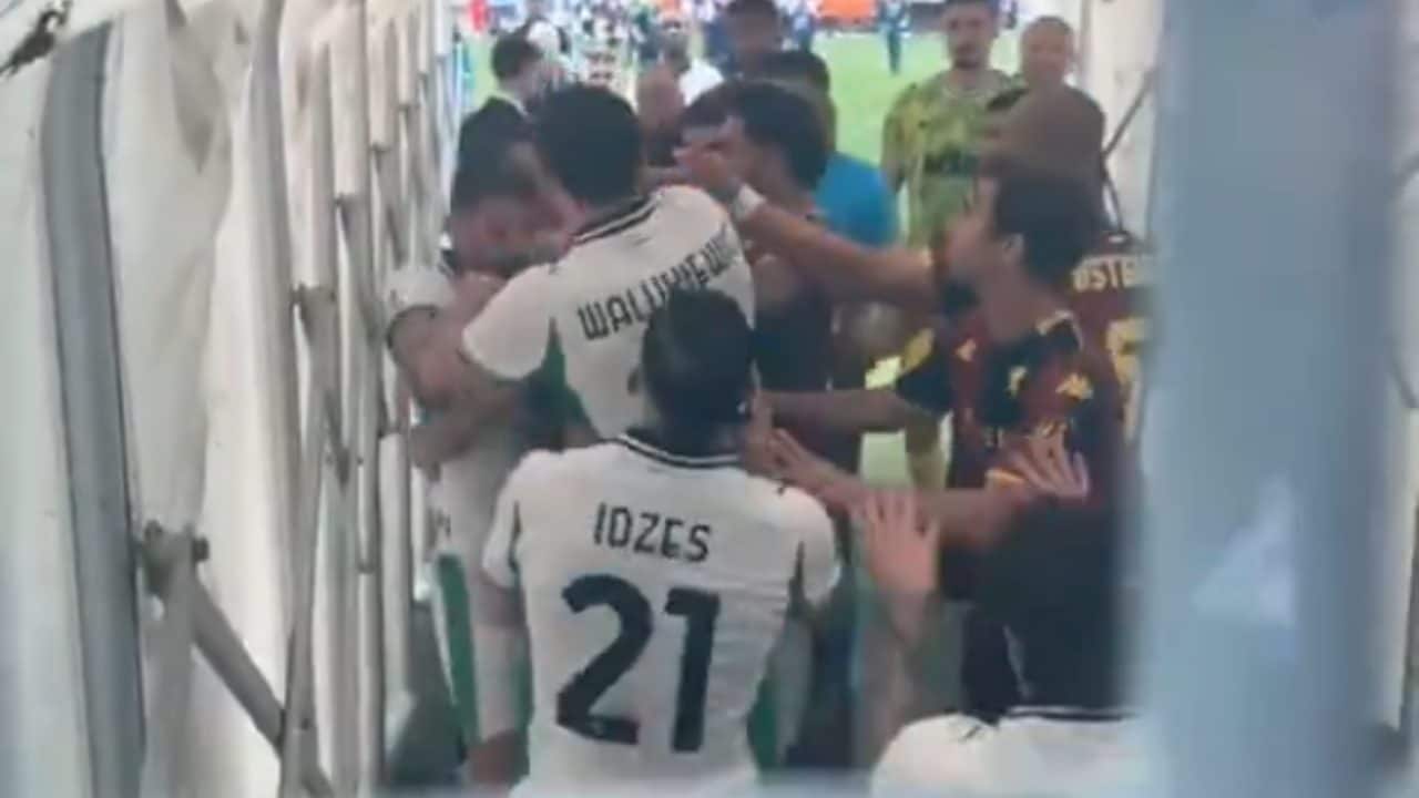 Il video della rissa di Genoa-Sassuolo con Berardi furibondo nel tunnel ripreso dai tifosi