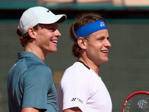 Bergs racconta l’aneddoto con Sinner a Monte Carlo: “Ha iniziato a ridere dal nulla, non smetteva”