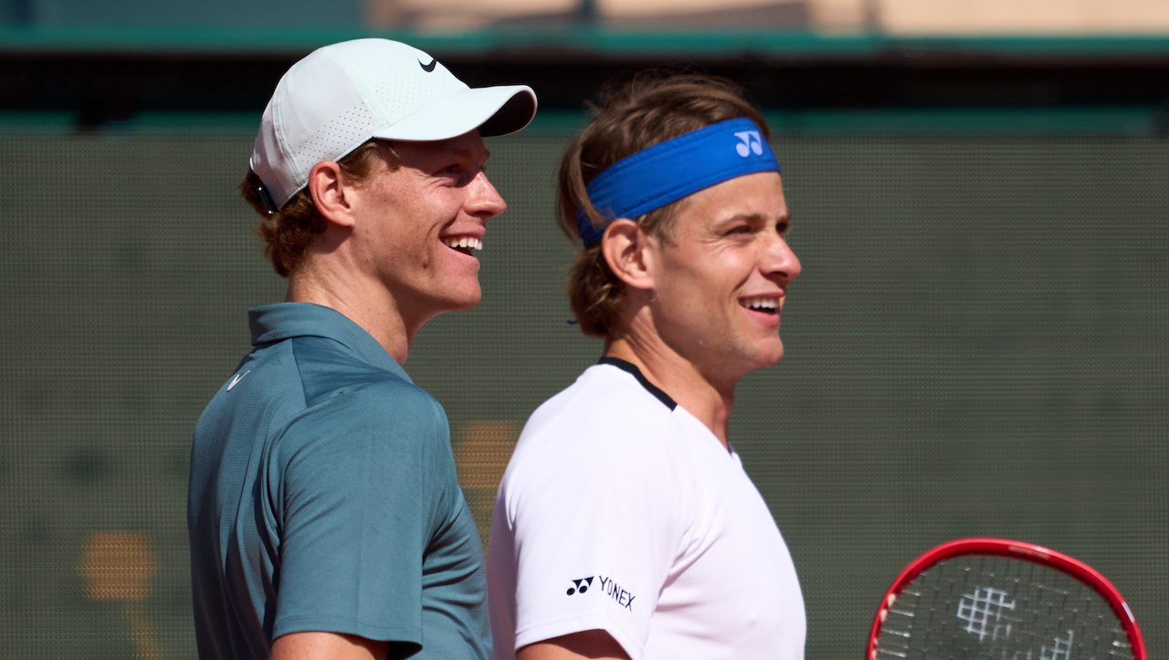 Bergs racconta l'aneddoto con Sinner a Monte Carlo: "Ha iniziato a ridere dal nulla, non smetteva"