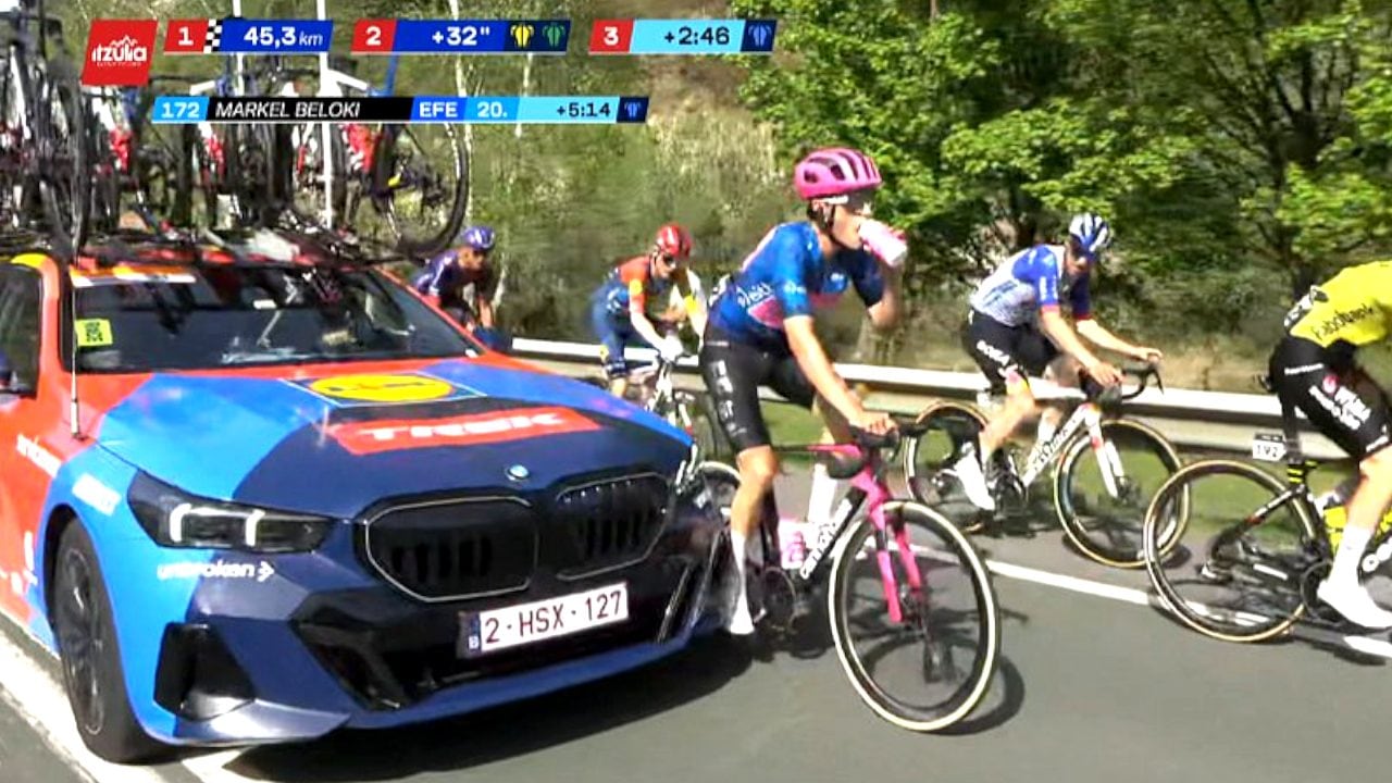 Spavento per Markel Biloki al Giro dei Paesi Baschi: speronato dall'ammiraglia della Lidl-Trek