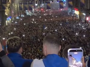 Le immagini della festa della Bosnia dopo l’eliminazione dell’Italia: Dzeko accolto come un eroe