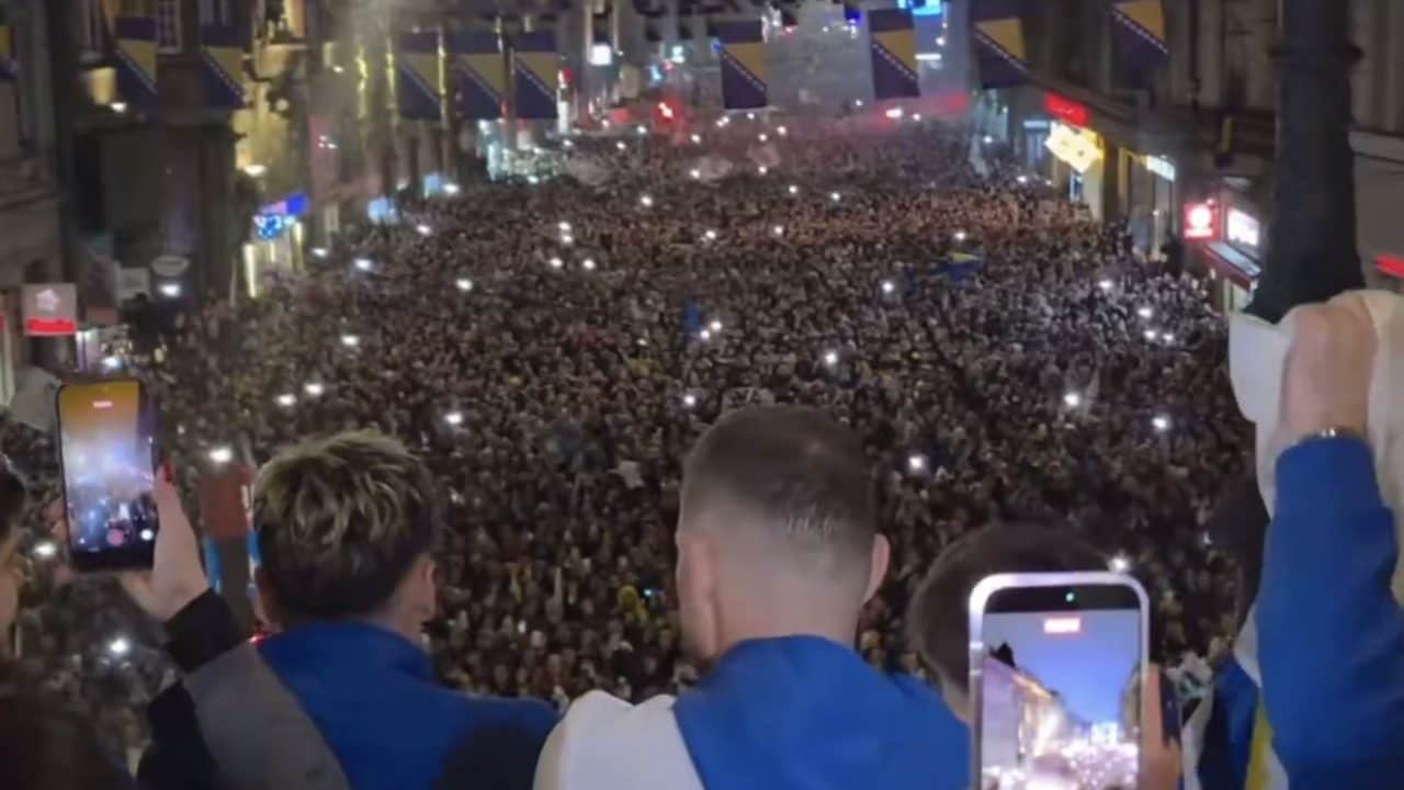 Le immagini della festa della Bosnia dopo l'eliminazione dell'Italia: Dzeko accolto come un eroe