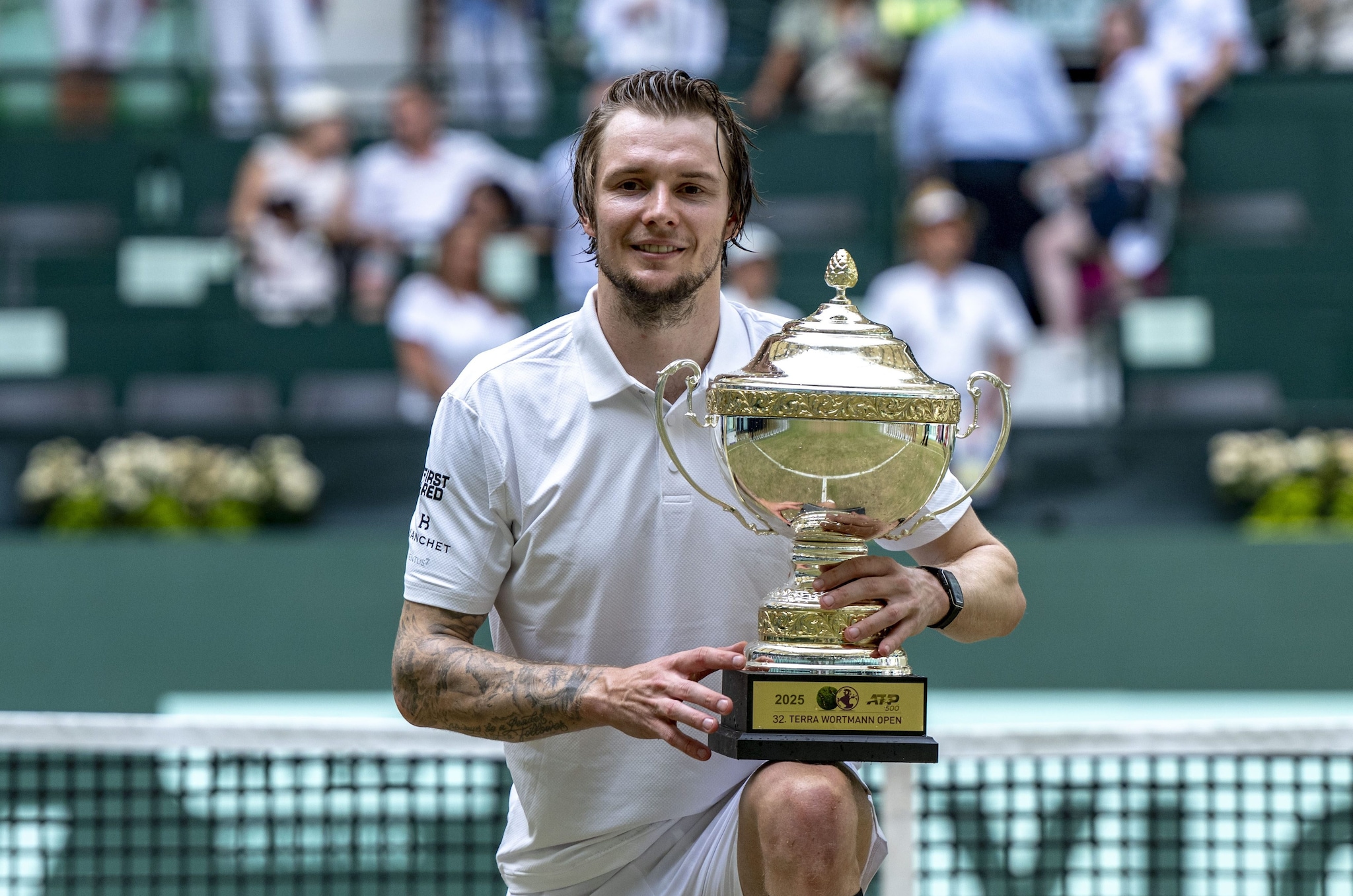 Alexander Bublik col trofeo vinto ad Halle nel 2025, battendo anche Sinner negli ottavi