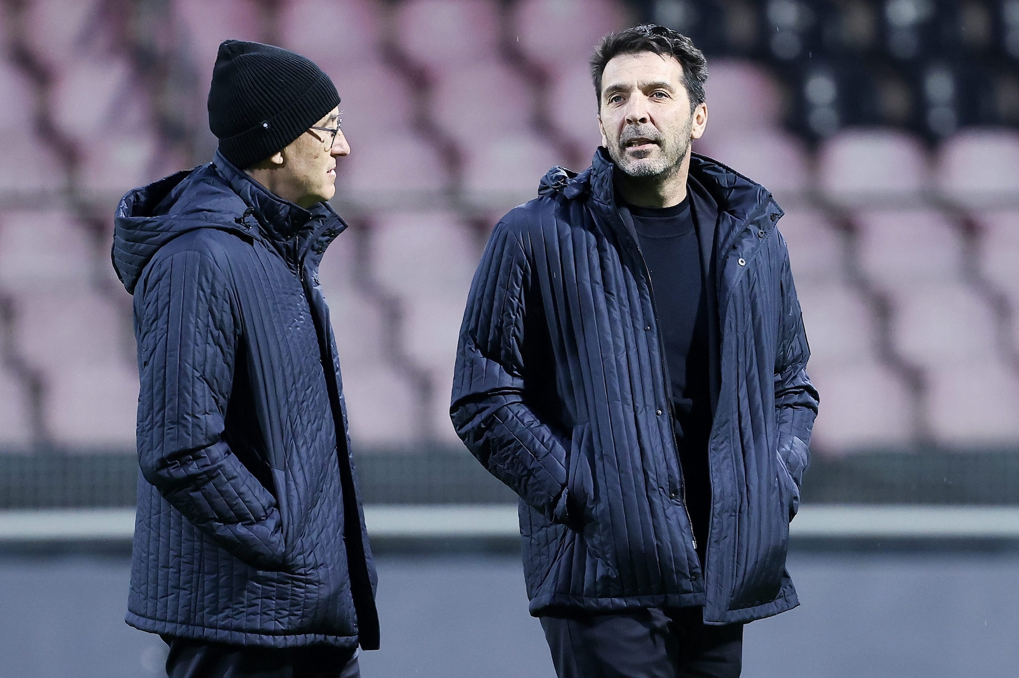 Gigi Buffon in campo a Zenica durante Bosnia–Italia, accanto a lui c’è Bonucci.