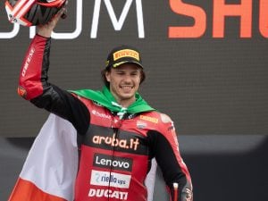 Bulega ad Assen scrive la storia della Superbike: terza tripletta di fila, eguagliato il record di Toprak