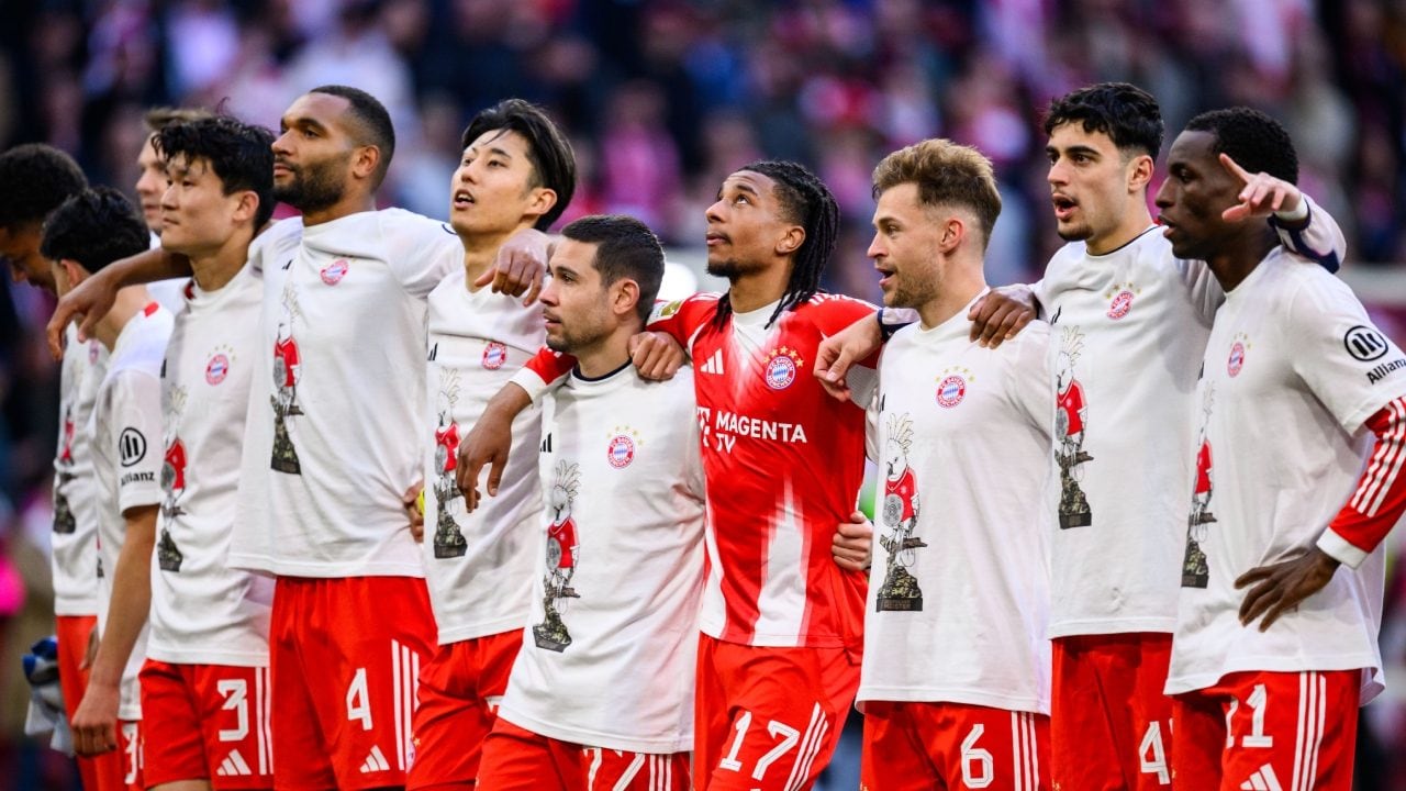 Olise è stato l'unico a non indossare la maglia celebrativa del Bayern che raffigurava un cacatua