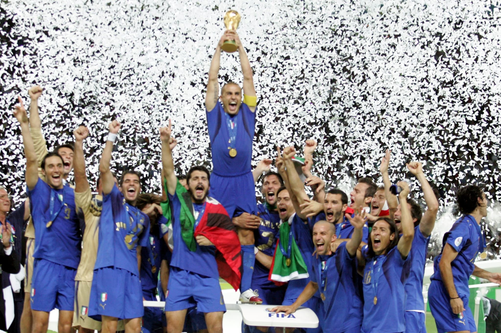 Fabio Cannavaro solleva la coppa di campioni del mondo a Berlino nel 2006