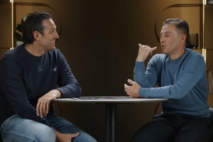 Fabio Cannavaro mima la telefonata alla moglie chiacchierando con Luca Toni