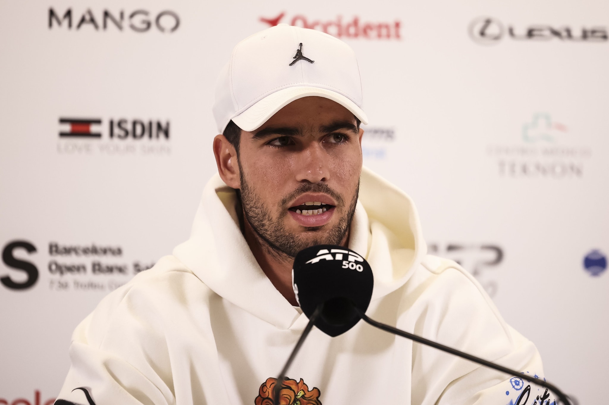 Carlos Alcaraz durante la conferenza stampa in cui ha annunciato il forfait a Barcellona