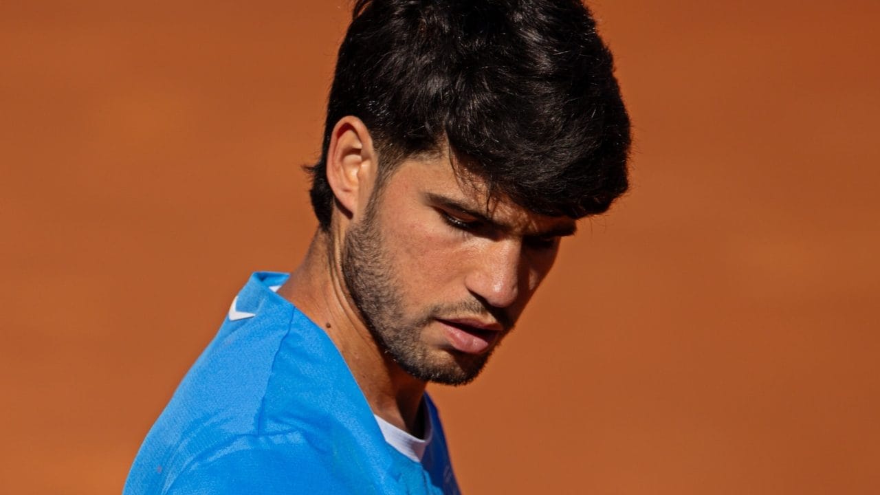 Alcaraz si ritira dal torneo di Barcellona, così Sinner può restare numero 1 del ranking a lungo